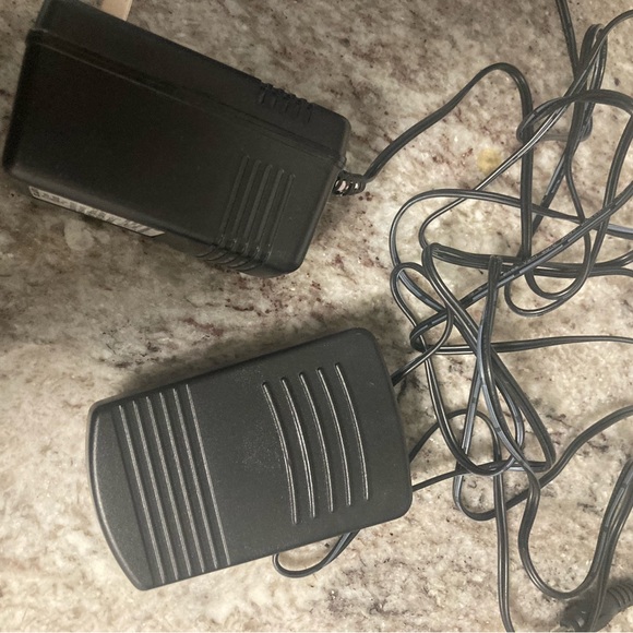 Singer Pixie Mini Sewing Machine Purple AC or Battery Powered 8 Stitches W/Box - Picture 4 of 17